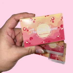 THE GOOD GAME av Key to Kindness  - Detta är ett egendesignat kortspel som heter The Good Game skapat av Key to Kindness. Spelet som är nyckeln till närmare relationer och good vibes. Det innehåller snälla frågor och uppmaningar, perfekt till kompisgänget ! Beställ via keytokindness.se💕💕