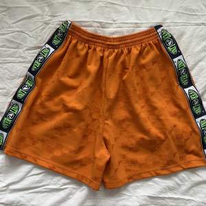 Orangea shorts. Gott skick. 