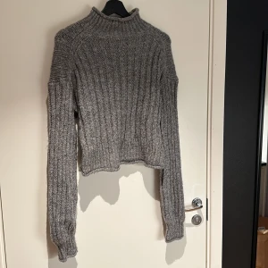 Grå stickad tröja  - Bara att skriva om fler bilder eller mått önskas ☺️