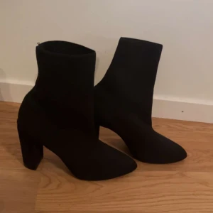 Klackar - Säljer ett par svarta klackar i storlek 37 som är oanvända i bra kvalite. Säljs pågrund av att storleken inte passar. Köpte dom för 600 och säljer dom för 300kr+frakt. 