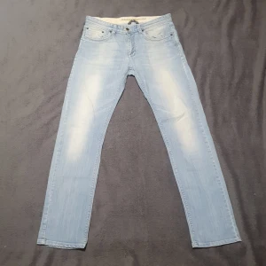 Bomerang jeans 150kr - Ljusblåa jeans.   Endast använda ett par få gånger då dem inte passa min stil.  Ej slitna och inga skador.👍