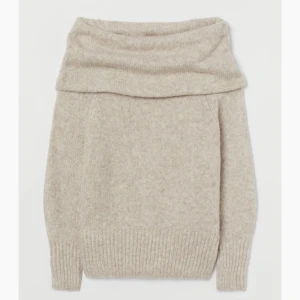 Stickad off shoulder topp - Säljer denna jättefina stickade tröja från hm som inte kommer till användning. Använd endast 1 gång så jättebra skick, köpt för 300. Skriv för fler bilder💕