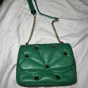 Zara väska 💚 - Säljer denna snygga väska ifrån zara!💚