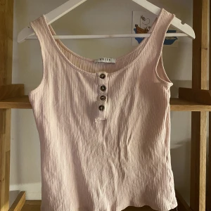 Ribbat linne - Fint, ljusrosa sommarlinne med knappar - knappt använt