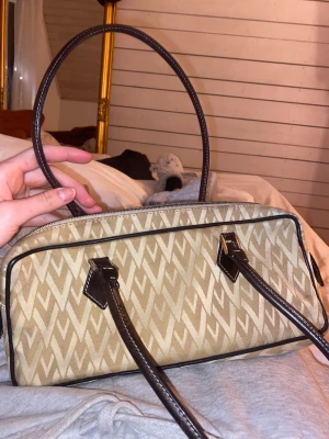 Valentino Garavani Vintage - Valentino Garavani vintage väska! Från SS 68 Collection Hittade denna hos min mormor, köpt på 80-talet på Valentino! Äkta! Vet dock inte priset som hon köpte den för så buda på!❤️🤗