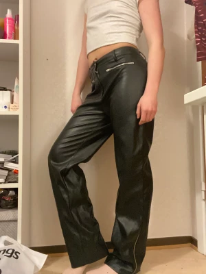 NA-KD svarta skinbyxsor  - NA-KD svarta skinnbyxsor med Silverdragkedjor Använda men i nyskick, köpta secondhand nya. 