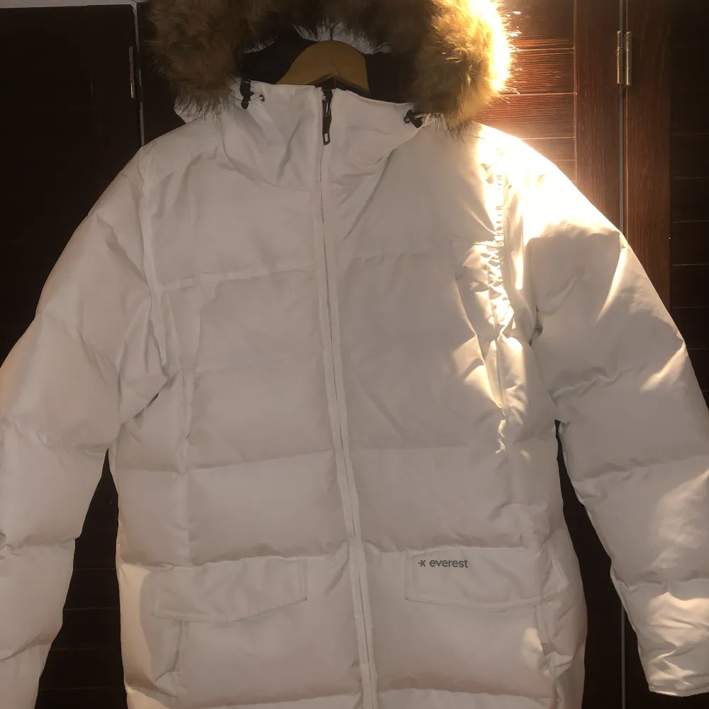Oanvänd Everest vinterjacka i storlek 46. Jackan kostade 2000kr och är helt oandvänd. Jag säljer den pga att den inte passade mig. . Jackor.