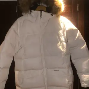 Oanvänd Everest vinterjacka i storlek 46. Jackan kostade 2000kr och är helt oandvänd. Jag säljer den pga att den inte passade mig. 