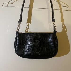 Axelväska - En välvårdad väska, inga repor. Axelbandet går att ta bort om man vill. Väskan ser ut som ny och är från Gina tricot💗90kr+frakt😚