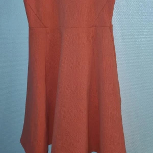 Figurklänning - Nyskick. Figurklänning som framhäver dina former. Snygg i ryggen