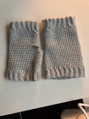 Hand warmers - Hemma gjorda handvärmare i ljus grå färg. OBS dem är ganska små! Frakten betalar kunden för (ca 25kr). 