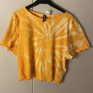 Orange/gul croppad T-shirt från H&M divided i storlek M. Super skön och sitter fint. Passar jättebra till sommaren när man har fått lite färg.