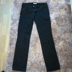 Stradivarius Jeans  - Säljer dem här snygga jeansen som är lågmidjade då jag inte får någon användning av dem och för att dem inte riktigt passar längre.  Jag är 175 och dem passar bra i längden men har M/38-40 vanligtvis i jeans, så skulle säga att det här är ungefär en S/36