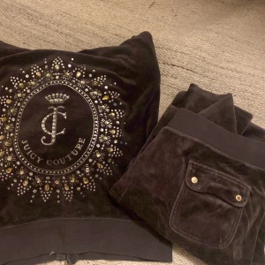 Vintage Juicyset - Säljer nu mitt älskade juicysett av den lite äldremodellen ❤️‍🔥❤️‍🔥 Då den är lite äldre så finns en del defekter ( se bild 2,3) och tyvärr saknas snöre till byxorna. Dock fungerar vilket nytt byxsnöre som helst som ersättare. Köp direkt diskuteras😊🙏