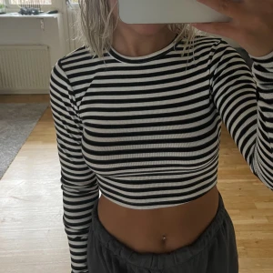 Randig tröja  - Säljer denna tröja från Nelly då den aldrig kommit till andvändning🥰