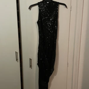 Paljettklänning  - Långklänning Med slits✨