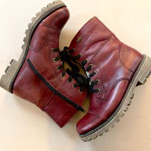 Fodrade och vattentäta Rieker-TEX  Läder på utsida och sula i skosula i gummi Originalpris 999:-