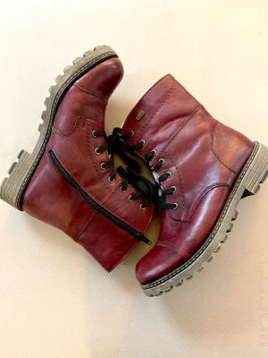 Rieker kängor fodrade 39 - Fodrade och vattentäta Rieker-TEX  Läder på utsida och sula i skosula i gummi Originalpris 999:-