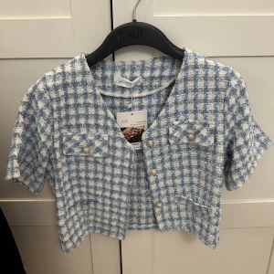 Tweed crop top - Superfin tröja i tweed. Tröjan är croppad. Har inte används. Superfint skick. Storlek M står det på tröjan men passar någon i storlek S.