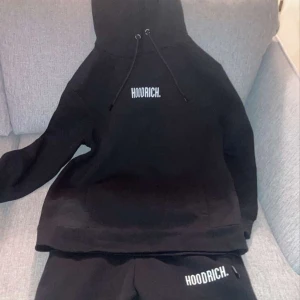 Hoodrich tracksuit  - Den här Tracksuiten har it använts mycket för att storleken var för stor för mig , Använd: 2 gånger 