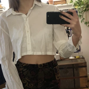 croppad skjorta - Vit oversized skjorta som jag själv har croppat. Från hm logg. Bra skick!