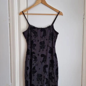 Tight klänning Divided - Snygg, kort klänning från Divided. Som ett fodral! Tigermönster i velour/plysch/sammet. Mycket stretch i tyget.   Sitter riktigt smickrande! Passar M-L