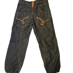 Jeans - Första bilden är baksidan. Super fina jeans med orangea detaljer. W 29 L32