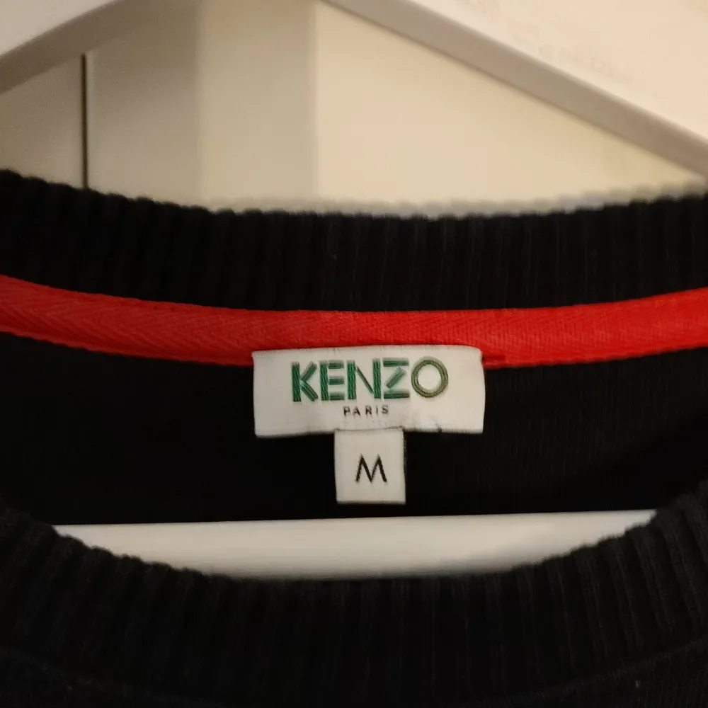 Säljer Kenzo tröja då jag aldrig använder den. Inköpt på NK. Tröjan är i fint skick. Tröjor & Koftor.