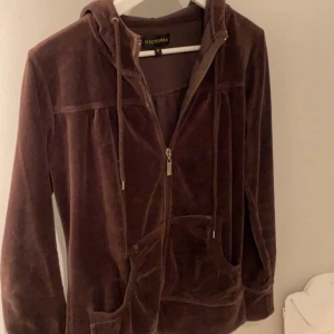 Samets hoodie brun🤎 - Vintage, från märket victoria. Väldigt fin