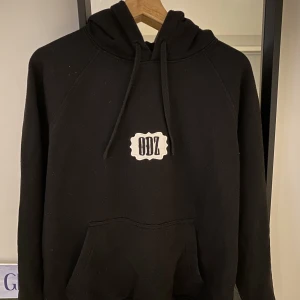 ODZ Hoodie - ODZ Hoodie, köptes för några år sen. Blev slutsåld direkt. Storlek M men sitter mer S/M. Skick 7/10.