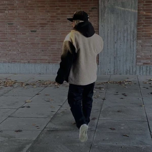 Teddyjacka - Slutsåld teddyjacka som varit väldigt efterfrågad på min Instagram, den är i väldigt fint skick, knappt använd 🤍😍