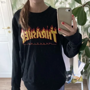Trasher sweatshirt - Cool svart sweatshirt från trasher, köpt från Humana, använd en gång av mig men vet inte innan, väldigt bra skick.