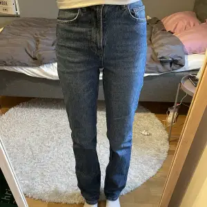 Ett par mörkblå straight jeans i storlek 25 från bikbok. De är använda ganska mycket. Köparen står för frakt.
