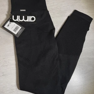 Aimn träningstights - Fick i julklapp men sitter inte bra på mig ordinarie pris 699 så säljer dessa väldigt billigt vid snabb affär