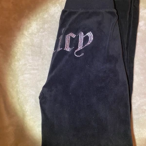 Juicy byxor - Super fina juicy byxor i storlek XS! Aldrig använda 💕 Om man har några frågor är det bara att fråga på! ❤️ Frakt tillkommer