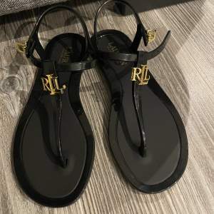 Oanvända Ralph Lauren-sandaler  (Pris kan diskuteras) 