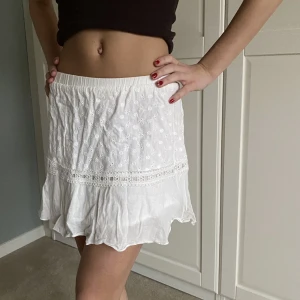 Vit kort kjol - Säljer nu min söta vita kjol som är ifrån shein. Den är i okej skick och säljer för 50 kr + frakt. I storlek XS.