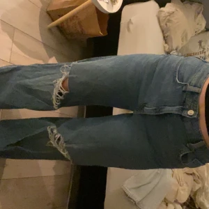 Baggy jeans - säljer dessa blåa jeans från h&m i storlek 38 då dom inte kommer till användning. perfekt skick (Jag är 165) Dom är high waist och baggy.