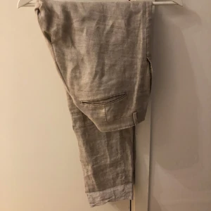 Kostymbyxor i linne - Insydda i midjan, raka i benen.