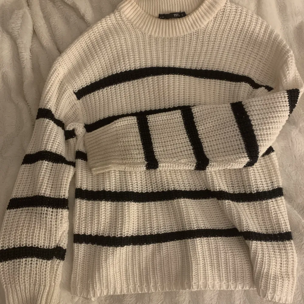 Fin stickad tröja, köpt från Lager 157 i storlek S för 150kr. Den är i fint skick och väldigt skön💕. Neuleet.