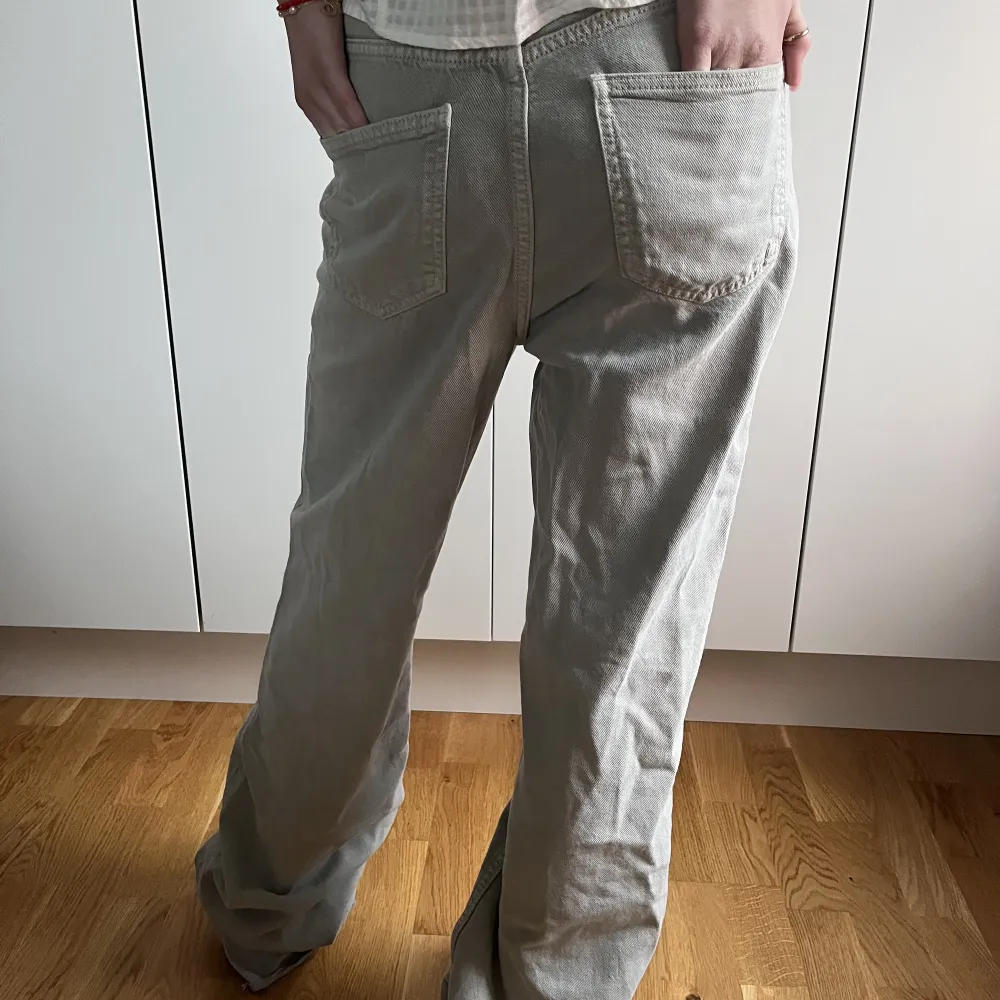 Ett par coola beiga/gråa jeans från zara som är lite bredare i benen! För långa för mig så därav säljer jag!💓. Jeans & Byxor.