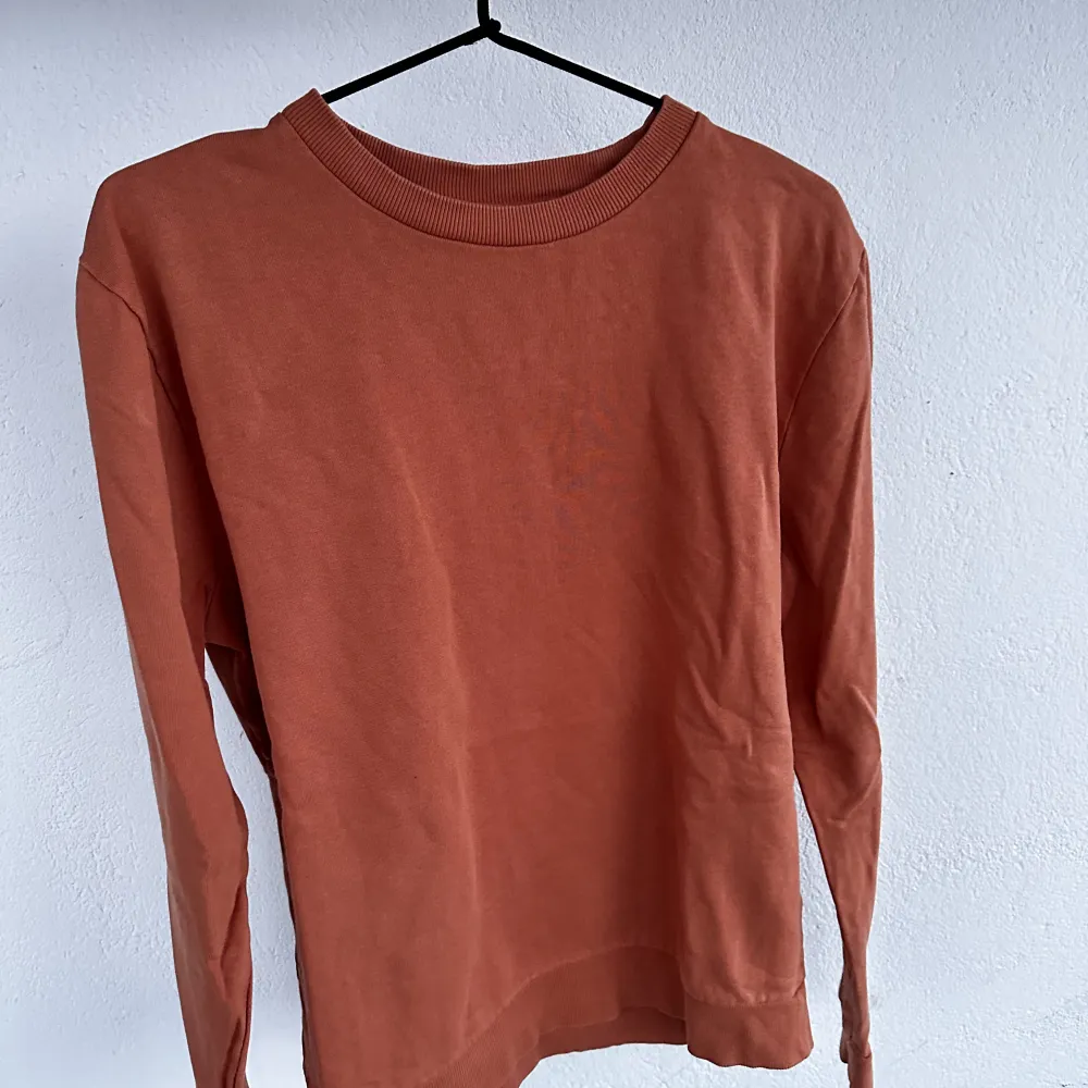 I bra skick.  Orange sweatshirt från Asos. Rund halsringning och en avslappnad passform som gör den lätt att bära vid olika tillfällen.. Tröjor & Koftor.