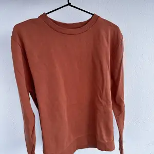 I bra skick.  Orange sweatshirt från Asos. Rund halsringning och en avslappnad passform som gör den lätt att bära vid olika tillfällen.