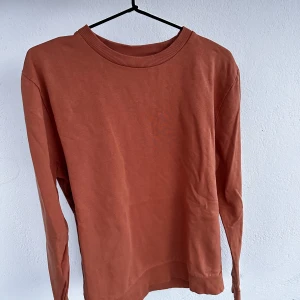 Sweatshirt  - I bra skick.  Orange sweatshirt från Asos. Rund halsringning och en avslappnad passform som gör den lätt att bära vid olika tillfällen.