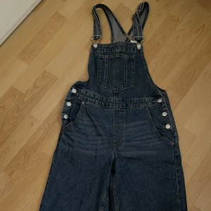 Hängselbyxor  - Ett par skit snygga hängselbyxor från h&m som nya bara använda ett par gånger. Man ser tyvärr inte hela byxan pa bilderna. Skriv privat för fler bilder. Köparen står för frakt💕 Pris kan diskuteras! 