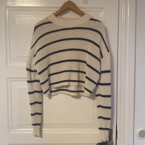 Stickad tröja - Fin & lite kroppad stickad tröja från Gina. Köpare står för frakten