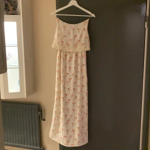 Lång klänning  - Jätte fin klänning använd 1 gång men nu tyvvär för liten  Priset kan diskuteras 