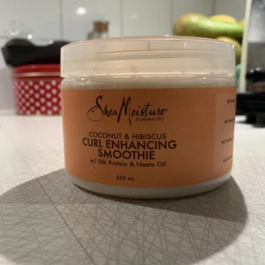 Shea Moisture Coconut & Hibiscus Curl Enhancing Smoothie - 326 ml, använd 3 gånger, så lite mindre än ursprung. Den luktar helt otrolig och man får mycket produkt. Jag säljer denna vidare då produkten tyvärr inte funkade för min hårtyp.  Jag står för frakt! (60 kr)