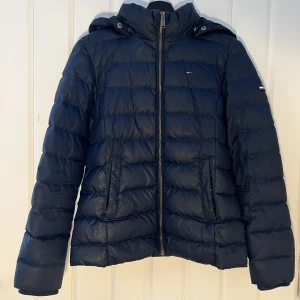 Tommy Jeans vinterjacka - Använd två säsonger, i fint skick, pälskrage saknas