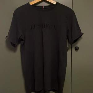 Fin svart t-shirt från Les Deux med svart logga i storlek S. Välanvänd men fortfarande i väldigt bra skick
